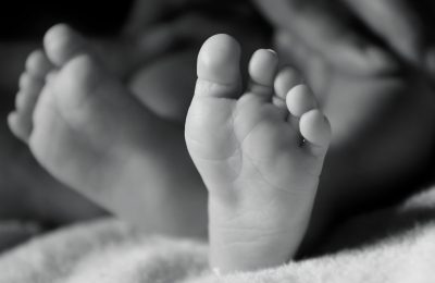 Bebja gjashtëmuajshe nga Shkupi është sjellë e pajetë në Poliklinikën e Draçevës