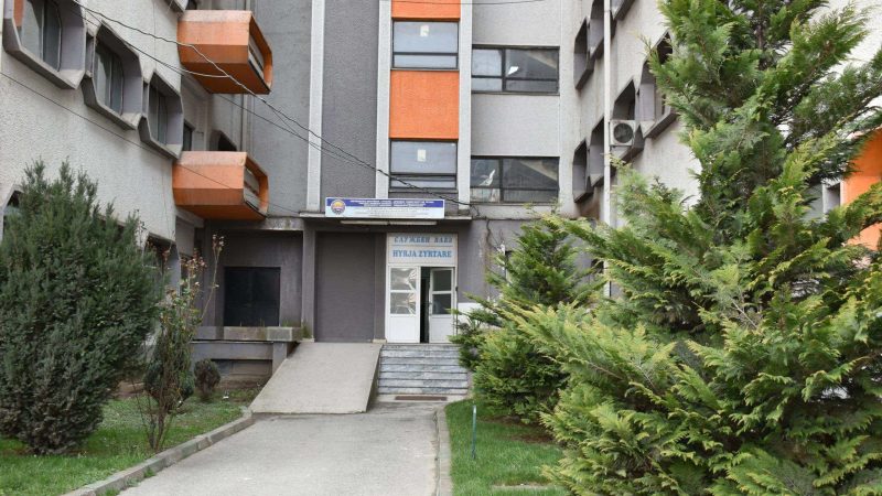 Sulm në parkingun pranë spitalit të Tetovës, policia në kërkim të dy të dyshuarve