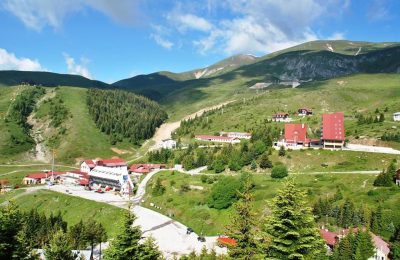 Dramë në një restorant në Kodër të Diellit – Menaxheri i thotë klientit se nuk ka vend të lirë, ai e grushton në mes të restorantit, ja gjitha DETAJET