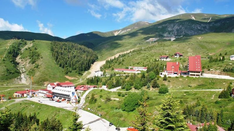 Dramë në një restorant në Kodër të Diellit – Menaxheri i thotë klientit se nuk ka vend të lirë, ai e grushton në mes të restorantit, ja gjitha DETAJET