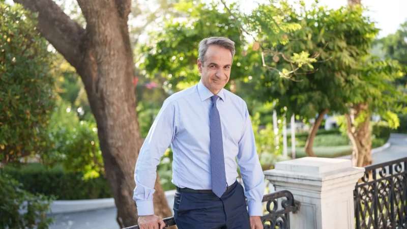 Mitsotakis shpall paketën e re ekonomike për Greqinë: 400 euro shtesë për pensionistët, paga minimale 1000 euro