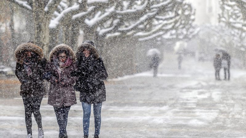 Fronti i ftohtë sjell ulje të ndjeshme të temperaturave, pritet edhe bora e parë në Ballkan
