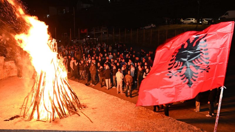Shipkovica e Tetovës në mbështetje të krerëve të UÇK-së në Hagë, ndizet “Flakadani i Lirisë”