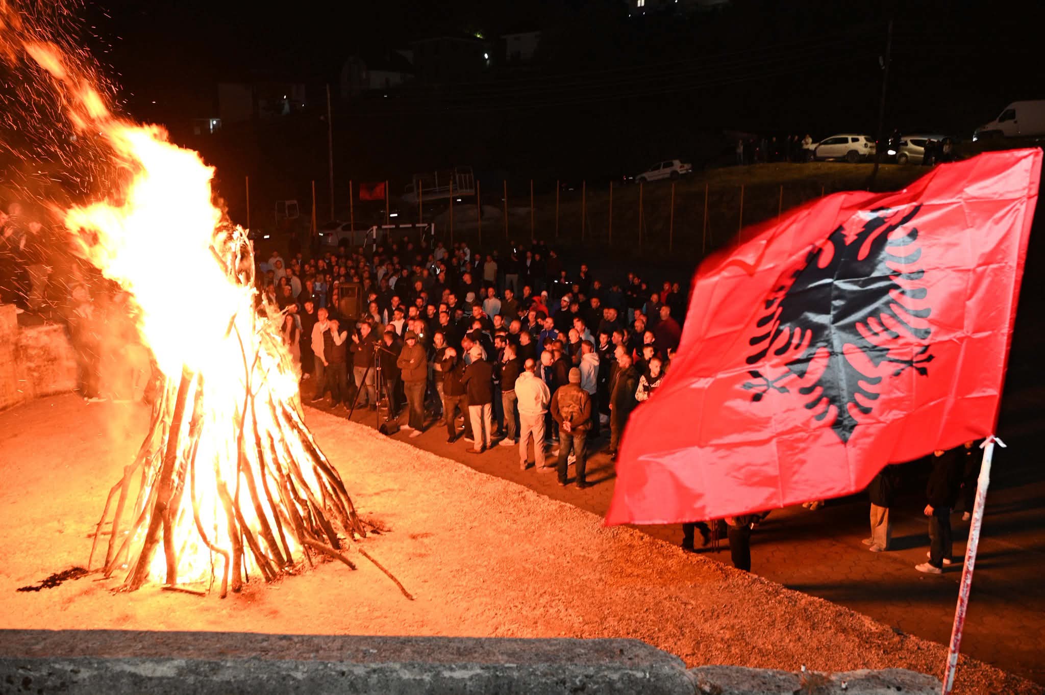 Shipkovica e Tetovës në mbështetje të krerëve të UÇK së në Hagë  ndizet  Flakadani i Lirisë 