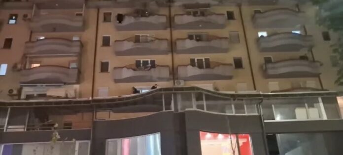 Dramë si në filma aksion në Tetovë: Policia bastis banesën ku kryhej prostitucion, vajza që ndërmjetësonte kërcënon me vetëvrasje