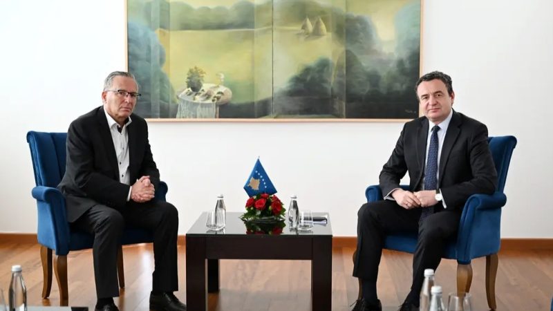 Bedri Hamza i shkon në takim Albin Kurtit