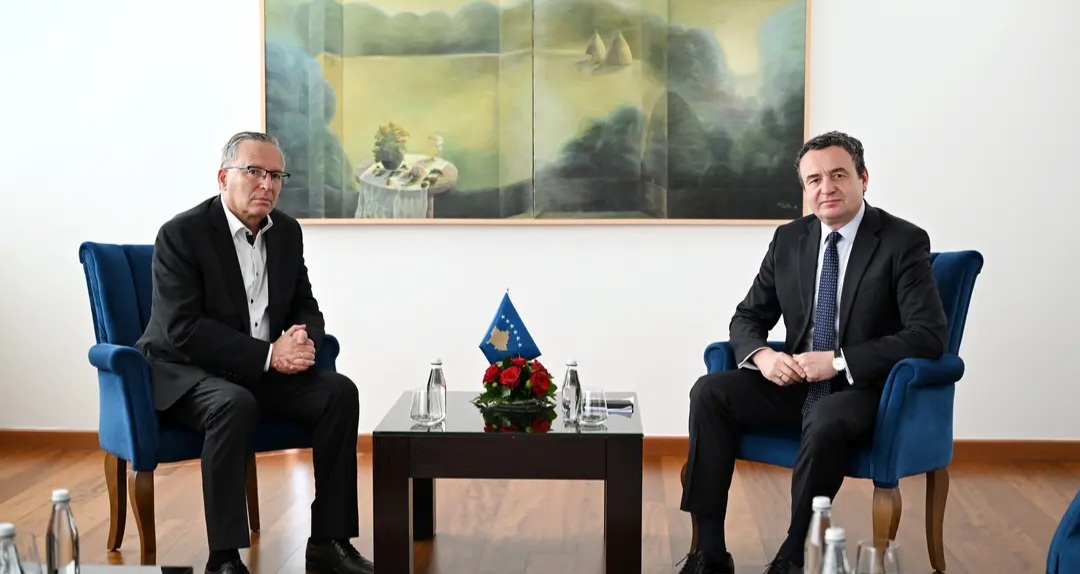 Bedri Hamza i shkon në takim Albin Kurtit