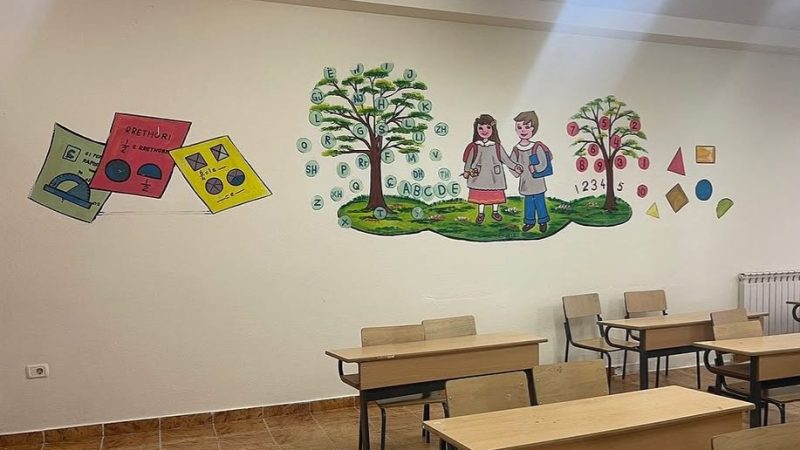 Prindërit ankohen për orarin në shkollën “Liria” në Jabollçisht të Epërm: Fëmijët e klasës së dytë mësojnë bashkë me të nëntat