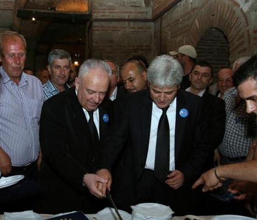 Ostreni: Ali Ahmeti pranoi që gjuha shqipe mos të figurojë në Kushtetutë, por të zëvendësohet me termin 20%