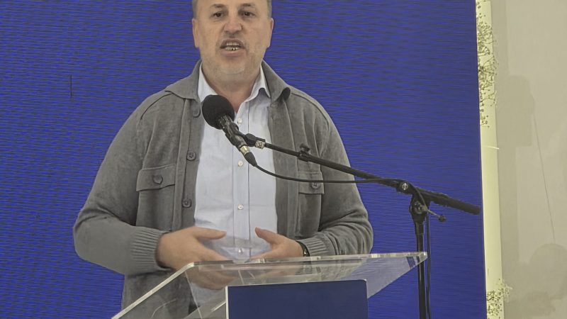 Adnan Azizi – Ahmetit: Në xhami thua se nuk shkon me kamera, po në kishë me Vuçiqin a ishe me kamera?!