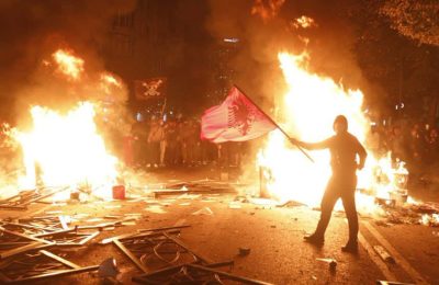 Kaosi në Tiranë, Reuters: Ja pse po protestojne studentët