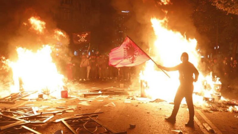 Kaosi në Tiranë, Reuters: Ja pse po protestojne studentët