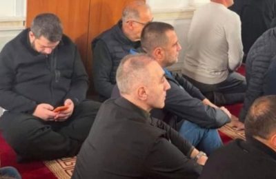 Artan Grubi shfaqet në Xhami!