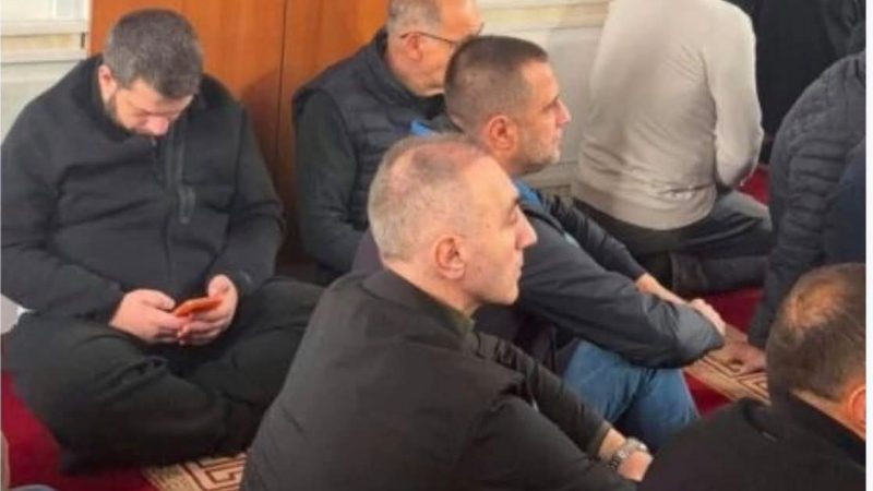 Artan Grubi shfaqet në Xhami!