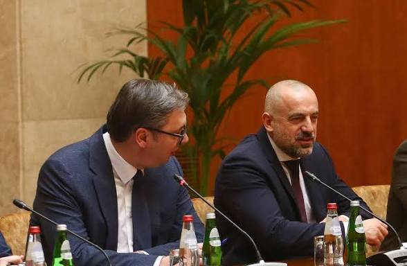 Vuçiq kundër dorëzimit të Radojiçiqit: Do të nënkuptonte njohje të Kosovës