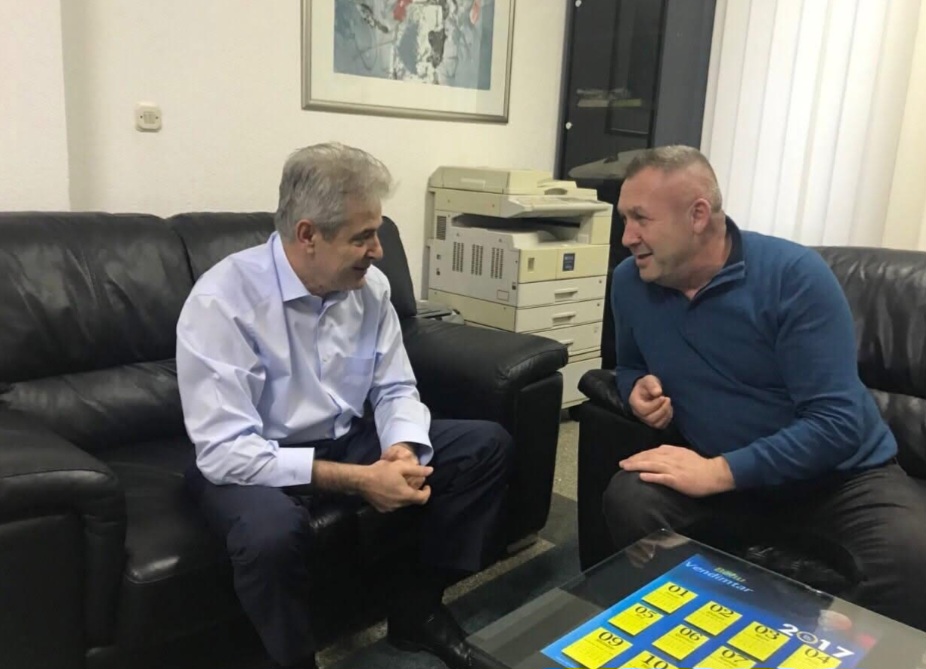  Humbëm një mik   Ali Ahmeti i jep lamtumirën Nexhës  berberit që i qëndroi pranë për 25 vite
