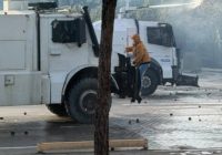 Tensione në protestë në Tiranë, i riu kapet pas autobotit të policisë dhe nuk dorëzohet