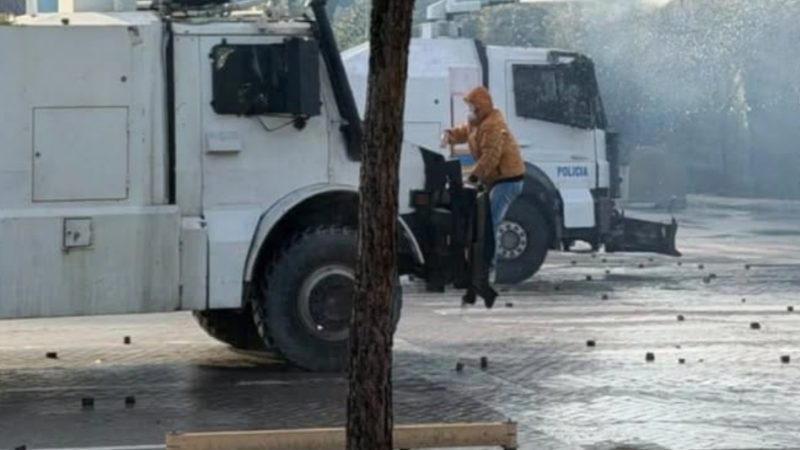 Tensione në protestë në Tiranë, i riu kapet pas autobotit të policisë dhe nuk dorëzohet