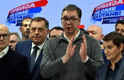 Vuçiç në panik nga humbja – ua ndalon hyrjen në seli disa mediave!