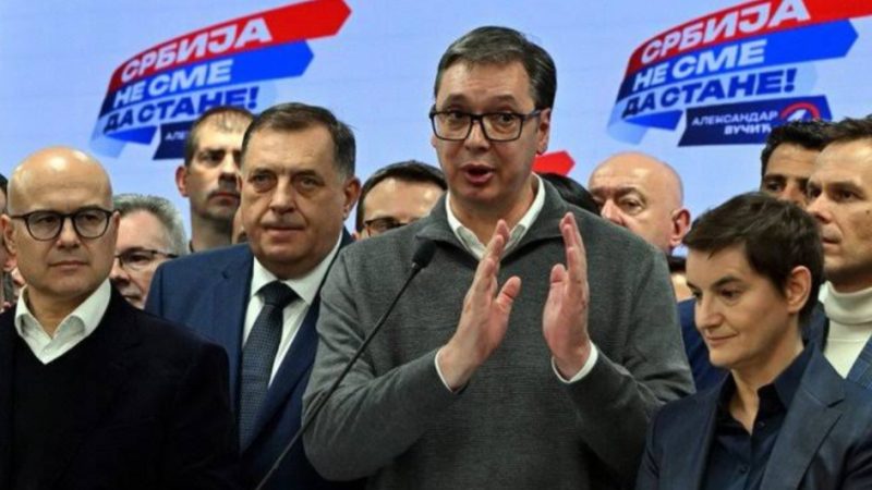Vuçiç në panik nga humbja – ua ndalon hyrjen në seli disa mediave!