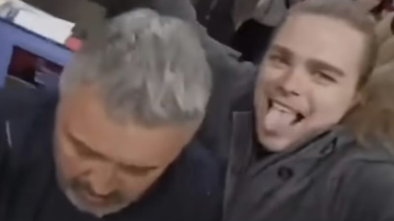 Tensione në televizionin serb “Informer” i afërt me Vuçicin – Qytetarët ndërpresin transmetimin dhe rrethojnë kryeredaktorin!