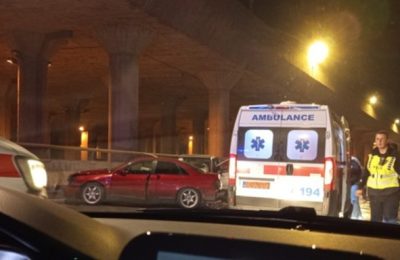 Përplasje e rëndë në Shkup, një veturë përfundon në barrierën e betonit