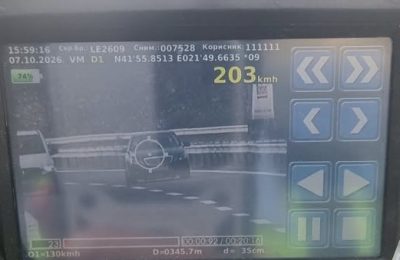 203 km/h në autostradë! Mercedes-i “fluturon” mbi asfalt, 73 km/h mbi limitin