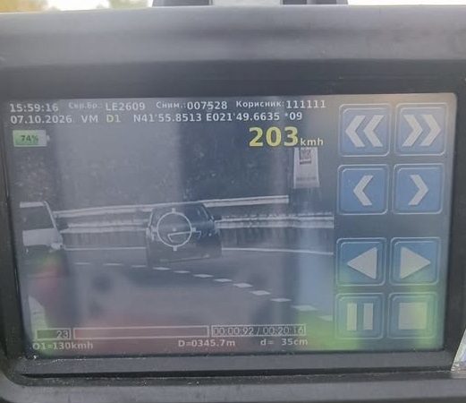 203 km/h në autostradë! Mercedes-i “fluturon” mbi asfalt, 73 km/h mbi limitin