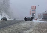 Në Strazhë bie borë, shoferët apelohen për kujdes në rrugët malore!