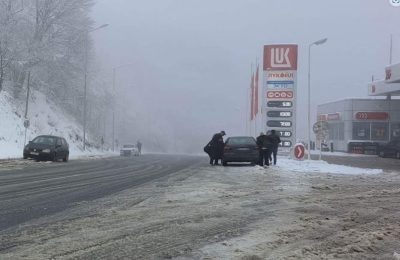 Në Strazhë bie borë, shoferët apelohen për kujdes në rrugët malore!