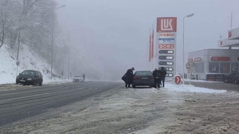 Në Strazhë bie borë, shoferët apelohen për kujdes në rrugët malore!