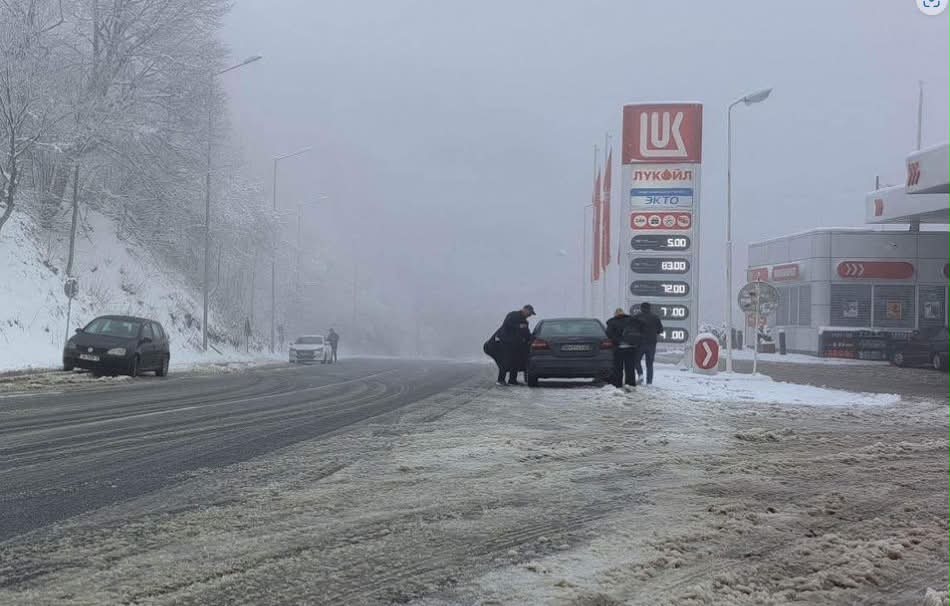 Në Strazhë bie borë  shoferët apelohen për kujdes në rrugët malore 