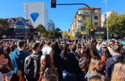 Dita e shtatë e protestës në Tiranë: Protestuesit nisin grumbullimin në sheshin “Skënderbej” (LIVE)