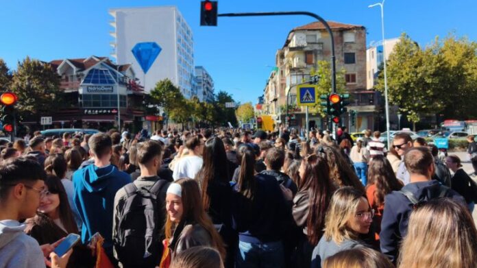 Dita e shtatë e protestës në Tiranë: Protestuesit nisin grumbullimin në sheshin “Skënderbej” (LIVE)